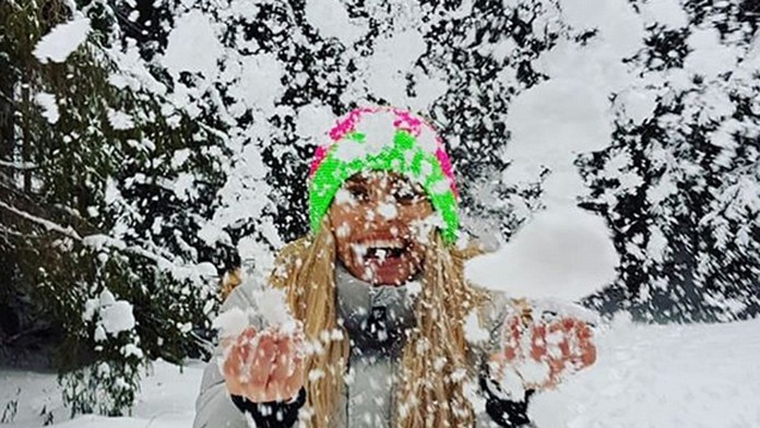 Žena zapaľuje sviečku pred vstupom do zoologickej záhrady v nemeckom Krefelde.