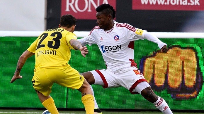 Na snímke vľavo Erik Daniel (Myjava) a vpravo Samuel Kalu Ojim (Trenčín)