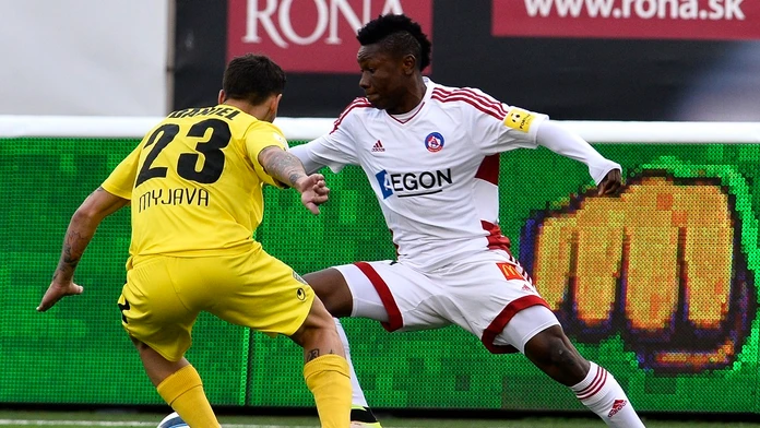 Na snímke vľavo Erik Daniel (Myjava) a vpravo Samuel Kalu Ojim (Trenčín)