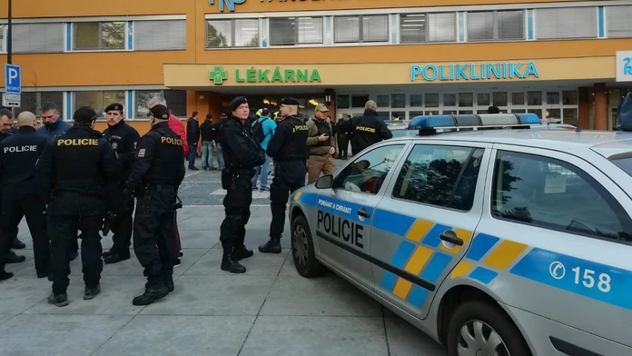 V Karlových Varoch žena dobodala tri deti, jedno z nich útok neprežilo