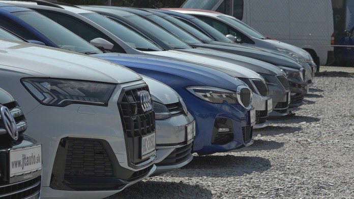 Priplatia si aj zákazníci automobilových predajní. Vyššie ceny majú nielen nové, ale aj ojazdené autá