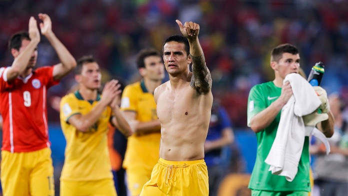 Na snímke v strede austrálsky futbalista Tim Cahill.