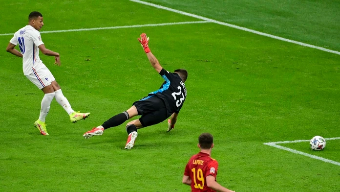 Francúzsky útočník Kylian Mbappe strieľa víťazný gól.