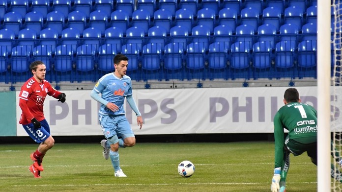 Vľavo hráč FK Senica Zoltán Kontár, uprostred s loptou Vukan Savičevič (ŠK Slovan ) a senický brankár Michal Šulla.