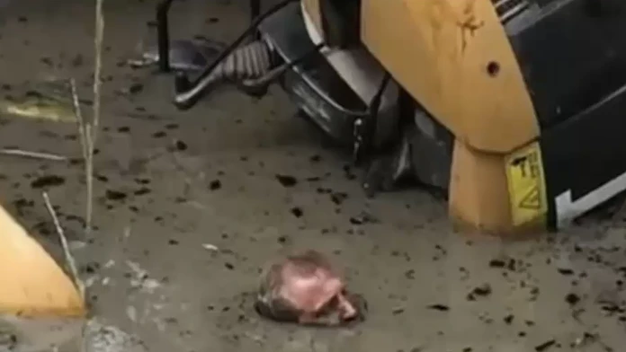 Muža uväznil v bahne bager.