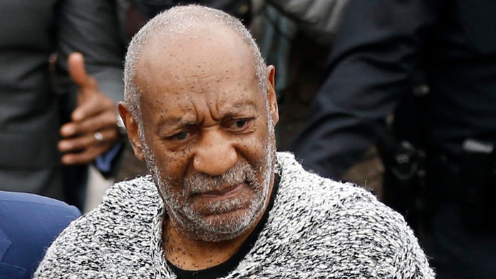 Komik Bill Cosby prichádza na súd.