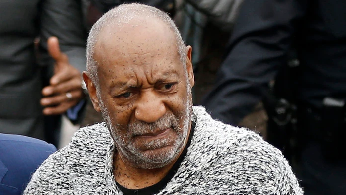 Komik Bill Cosby prichádza na súd.
