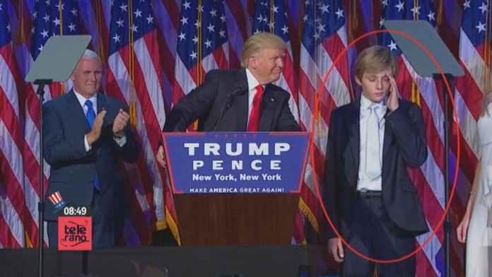 Barron Trump počas príhovoru svojho otca.