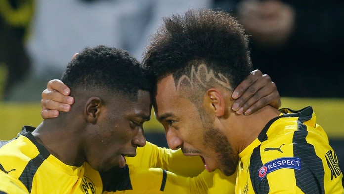 Ousmane Dembélé (vľavo) sa so spoluhráčom z Dortmundu Pierre-Emerickom Aubameyangom raduje z gólu proti Benfice v odvete osemfin