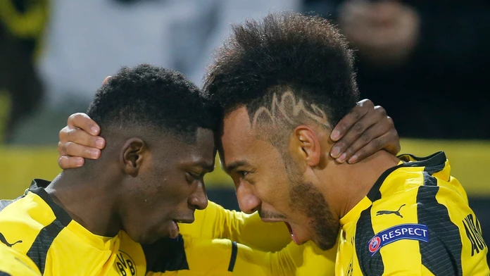 Ousmane Dembélé (vľavo) sa so spoluhráčom z Dortmundu Pierre-Emerickom Aubameyangom raduje z gólu proti Benfice v odvete osemfin