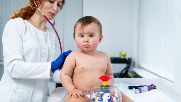 Pediatrička s dieťaťom