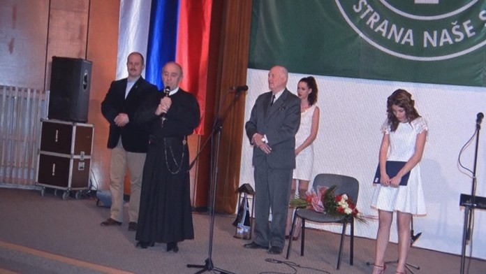 Kňaz reční v prítomnosti Mariana Kotlebu