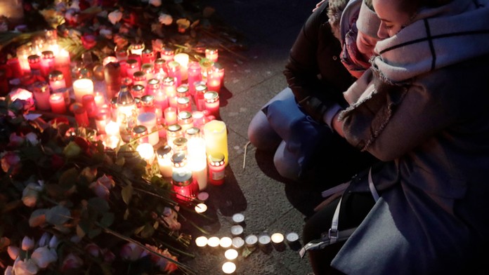 Ženy v Berlíne plačú pred horiacimi sviečkami 