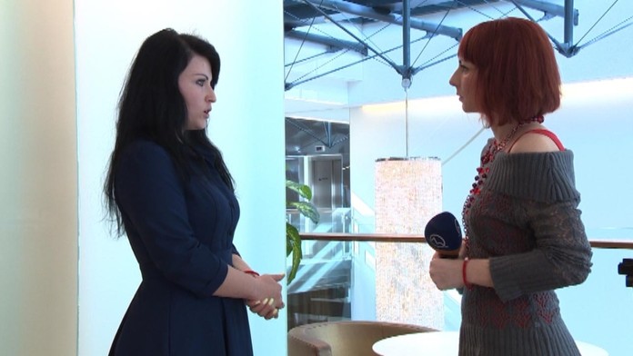 Elena (vľavo) sa roky hanbila vyzliecť na kúpalisku