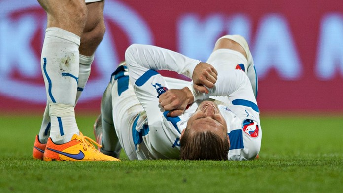 Zranený Peter Pekarík v kvalifikačnom zápase s Ukrajinou.