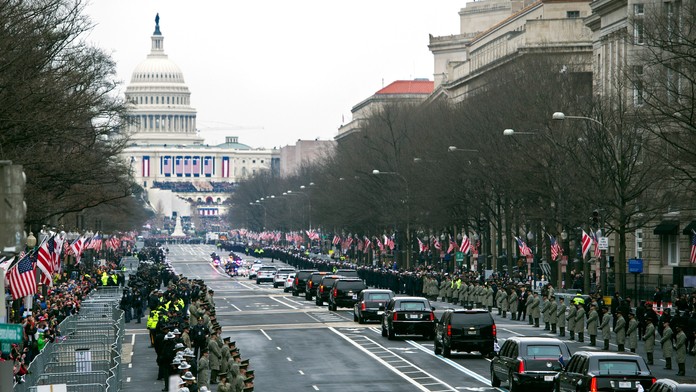 Kolóna aút s Donaldom Trumpom a Barackom Obamom prechádza po aleji Pennsylvania Avenue do Kapitolu na inauguráciu 45. prezidenta