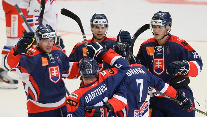 Radosť Slovákov po góle Milana Bartoviča (61) počas záverečnej prípravy na MS proti Česku.