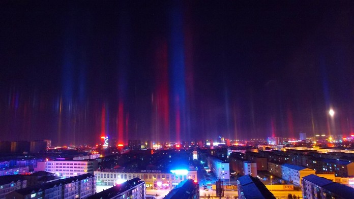 Svetelné stĺpy v čínskom meste Xilingol.