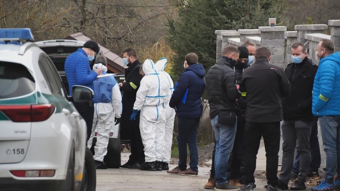 Vyšetrovatelia na mieste činu.