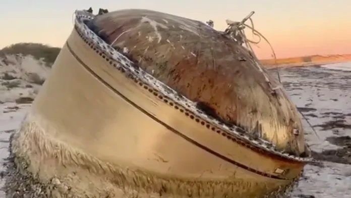 Austrálske úrady už vedia, z čoho pochádza veľký kovový objekt, ktorý vyplavilo na pláž