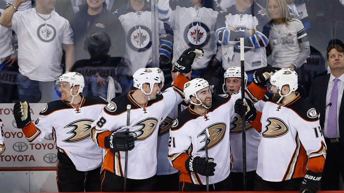 Hráči Ducks oslavujú na striedačke gól v zápase play off kanadsko-americkej NHL Anaheim Ducks - Winnipeg Jets.