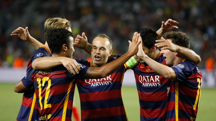 Hráči FC Barcelona sa tešia po strelení gólu do Brány FC Sevilla v Superpohári.