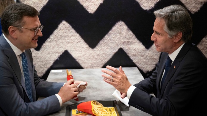 Kuleba s Blinkenom sa zastavili v kyjevskej reštaurácií rýchleho občerstvenia McDonald's.