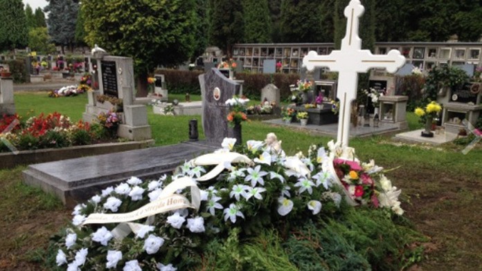 Hrob Elišky zdobí len kríž bez mena