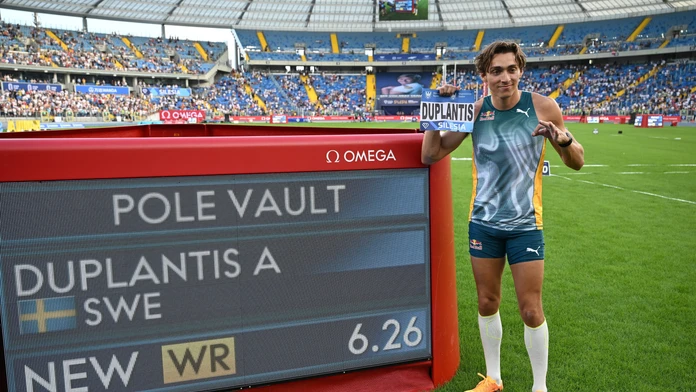 Duplantis opäť posunul hranice možností a vylepšil vlastný svetový rekord. Stačili mu na to dva pokusy