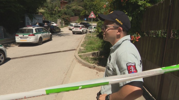 Pri požiari chatky v Bratislave postrelili hasiča, polícia našla telo údajného strelca. To však nebolo to najhoršie...