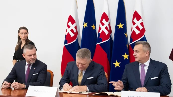 Na snímke predsedovia strán podpisujú koaličnú zmluvu (október 2023)