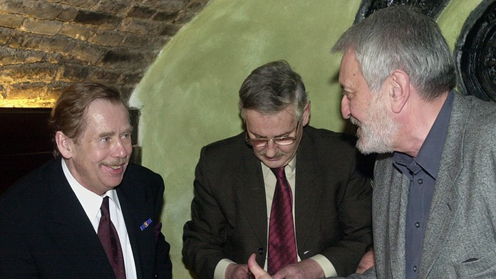 Stretnutie priateľov v známej bratislavskej vinárni - Václav Havel, Juraj Slezáček a Milan Lasica (2003)