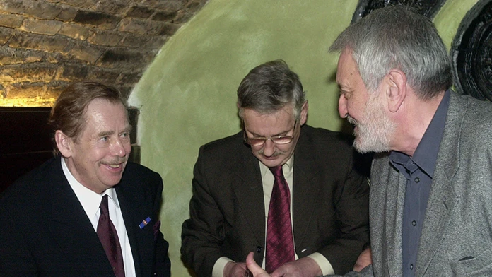 Stretnutie priateľov v známej bratislavskej vinárni - Václav Havel, Juraj Slezáček a Milan Lasica (2003)