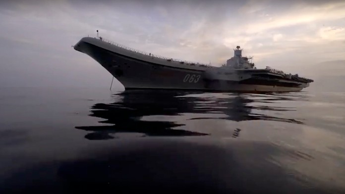 Ruská lietadlová loď Admiral Kuznecov sa plaví počas misie vo východnej časti Stredozemného mora.