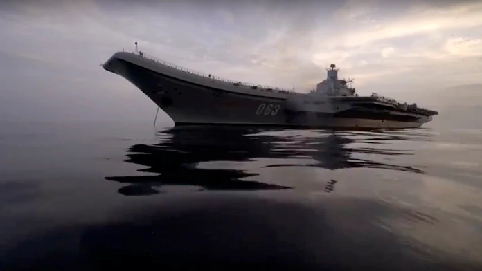 Ruská lietadlová loď Admiral Kuznecov sa plaví počas misie vo východnej časti Stredozemného mora.