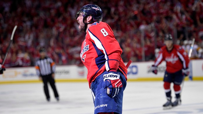 Kapitán Washingtonu Capitals Alex Ovečkin sa teší po strelení gólu.