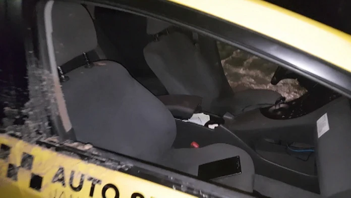 Auto taxikára po útoku mestského policajta z Novej Bane. 