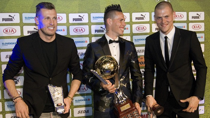 Traja najlepší futbalisti roka 2014 zľava Ján Ďurica, víťaz Marek Hamšík a Martin Škrtel.