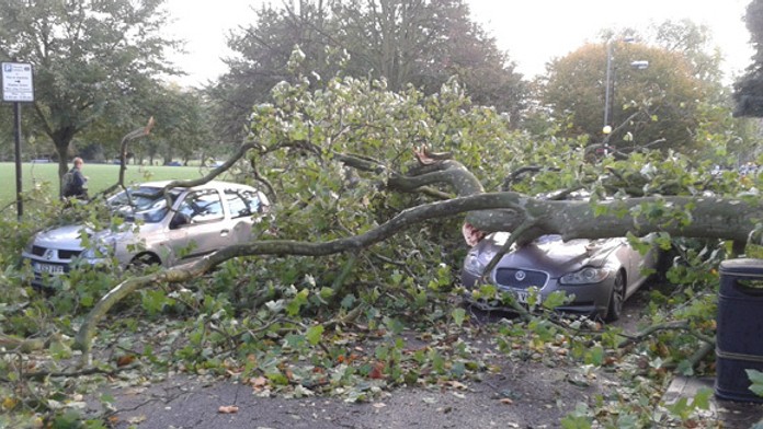 Škody po búrke v Británii od Slovákov