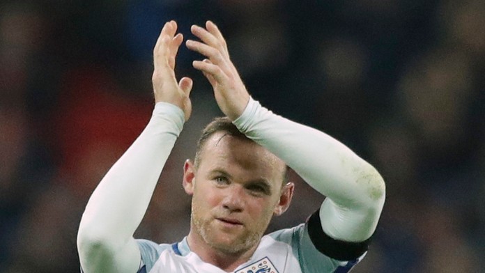 Na archívnej snímke z 11. novembra 2016 anglický futbalista Wayne Rooney tlieska po víťazstve nad Škótskom.