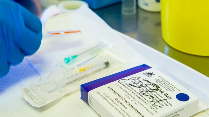 Krabička s ampulkami vakcíny Sputnik V proti ochoreniu COVID-19 v očkovacom centre v Bratislave