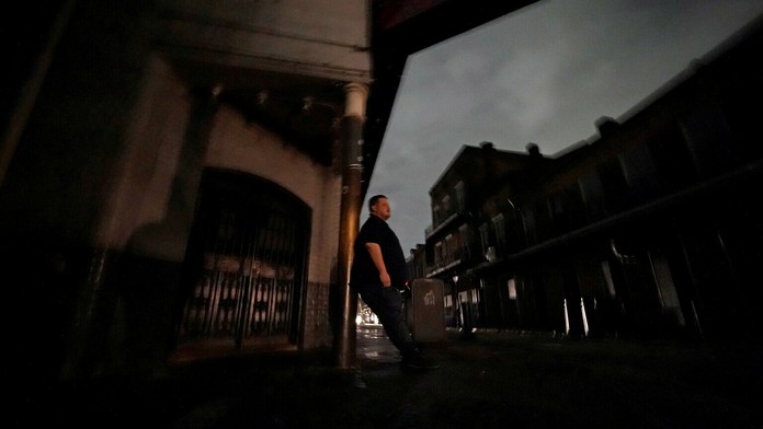 V New Orleans sú bez prúdu celé ulice.