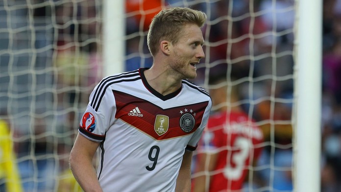 Nemecký futbalista André Schürrle sa raduje z gólu