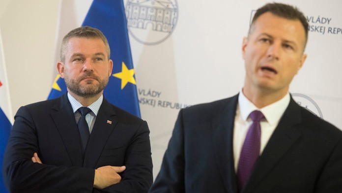 Hráči Vancouveru oslavujú gól proti NY Rangers.