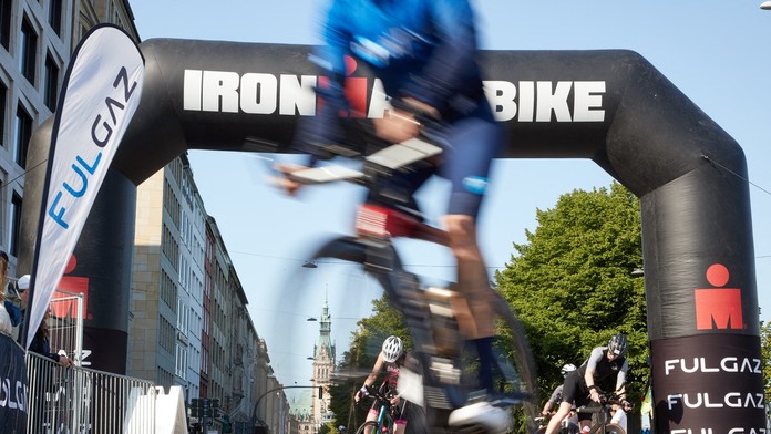 Cyklista na pretekoch Ironman v Hamburgu.