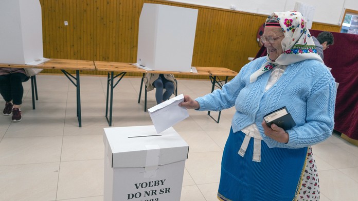 GALÉRIA: Najkrajšie voľby sú v Lendaku, ľudia tu ešte stále chodia voliť v krojoch