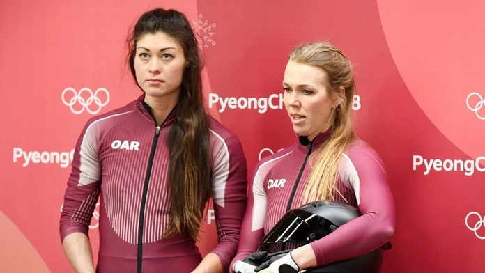 Bobistka Nadežda Sergejevová (vpravo) z tímu Olympijských športovcov z Ruska mala pozitívny dopingový test.