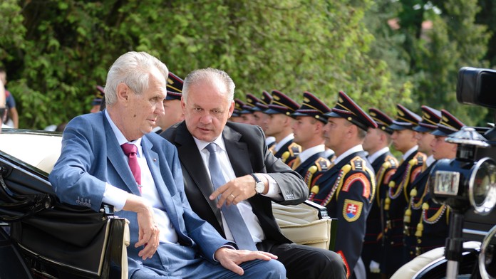 Miloš Zeman a Andrej Kiska prichádzajú na koči na zámok v Topoľčiankach.