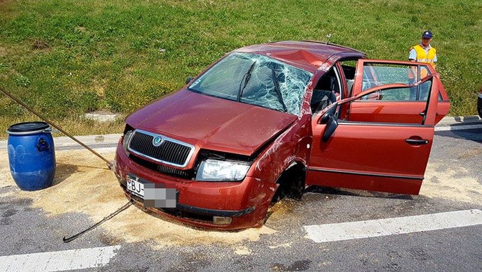 Zdemolované auto na R1 medzi Nitrou a Bratislavou.
