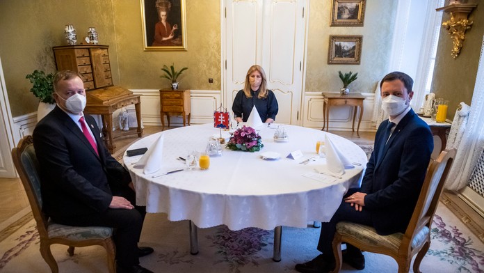 Prezidentka SR Zuzana Čaputová počas pracovných raňajok s premiérom Eduardom Hegerom (vpravo) a predsedom NR SR Borisom Kollárom
